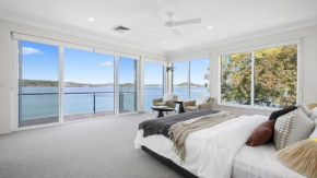 Waters Edge - Point Clare - Pool - Spa - Private Jetty